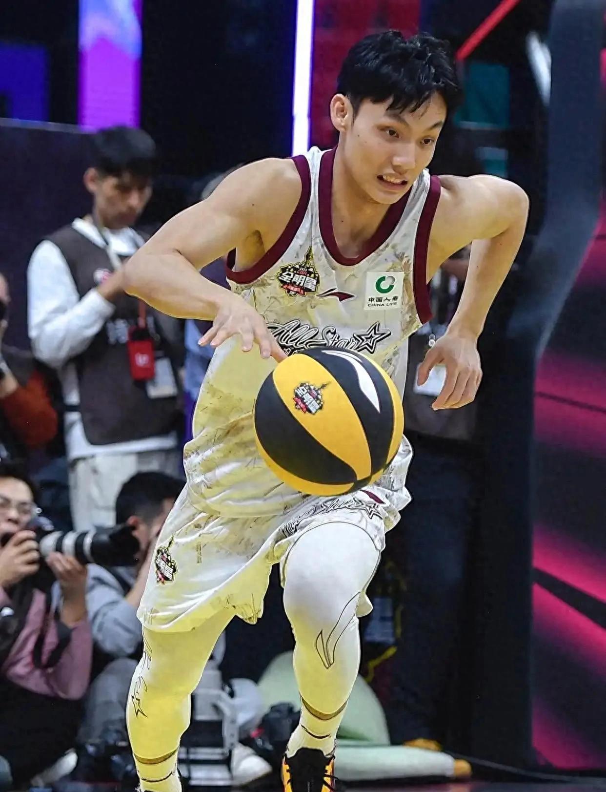 关于国际比赛日体能课后，广东宏远复出首秀备战全明星赛，更衣室稳定，赛程密集仍需轮换的信息ng