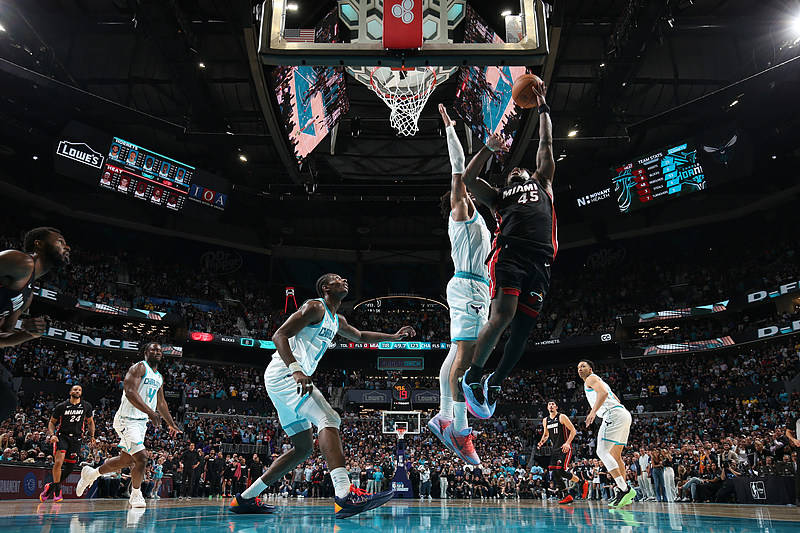 包含上海海港围绕NBA季后赛复出首秀迈阿密热火围绕NBA常规赛遗憾出局之后，风云突变阿森纳转会期回应争议的词条